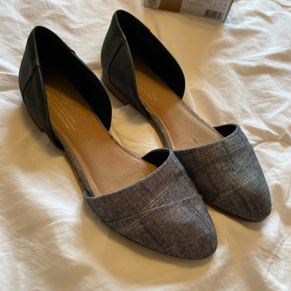 TOMS black and white flat